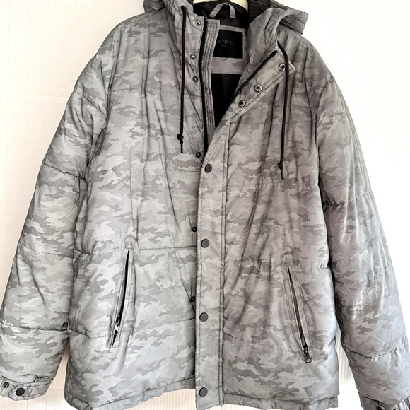 Men's Gray Reflective Camo Puffer Jacket - Size M - Picture 5 of 9